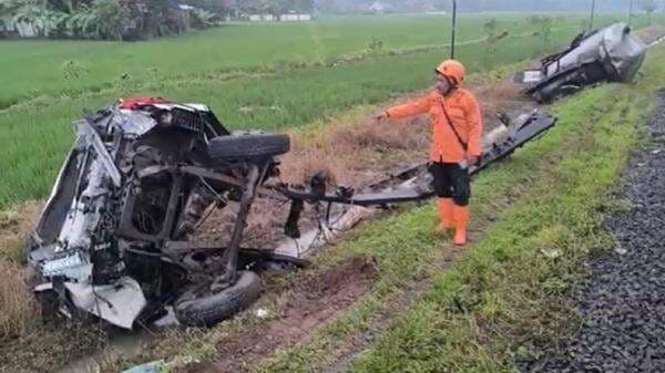 Truk Pengangkut Air Ditabrak Kereta di Cirebon, Jalur KA Jakarta Terganggu