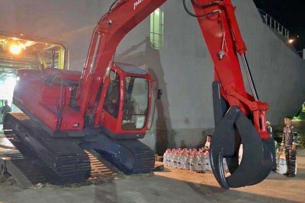 Percepat Pemulihan Bencana, KRI Banda Aceh Turunkan Alat Berat di Lhokseumawe Percepat Pemulihan Bencana, KRI Banda Aceh Turunkan Alat Berat di Lhokseumawe