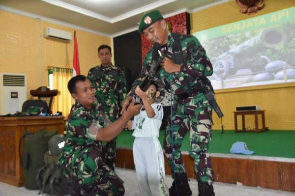 Pengalaman Seru Anak PAUD Berkeliling Markas TNI di Demak