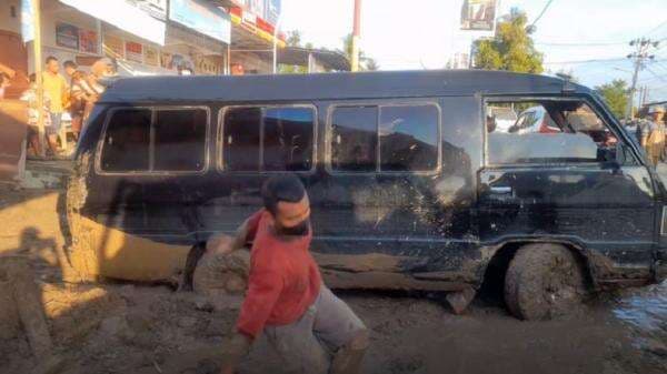 Banjir Surut, Warga Pidie Jaya Berjibaku Bersihkan Endapan Lumpur Tebal