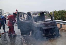 Mobil Pick Up Angkut Kursi Hangus Terbakar di Jalan Tol Batang-Semarang