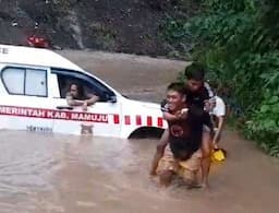 Ambulans Terjebak Banjir di Sungai Kalumpang, Pasien Dievakuasi Warga