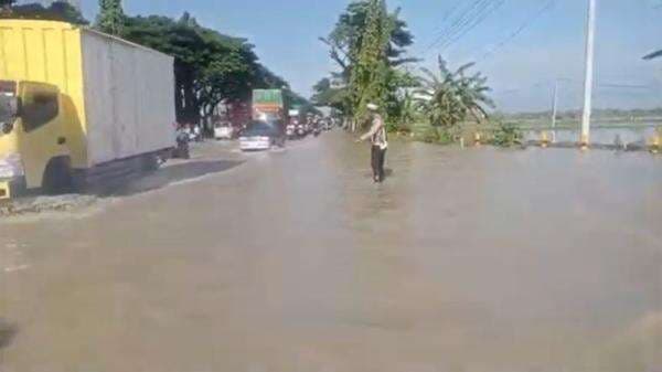 Banjir Kali Plalangan Kembali Rendam Jalan Nasional Lamongan, Lalu Lintas Tersendat