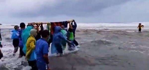 Viral! Evakuasi Ibu Melahirkan di Desa Terpencil Lampung Buka Mata Publik