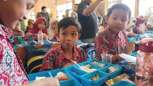 Siswa SD di Tasikmalaya Pilih Bawa Pulang Makanan Gratis untuk Ibunya yang Sedang Merawat Adiknya