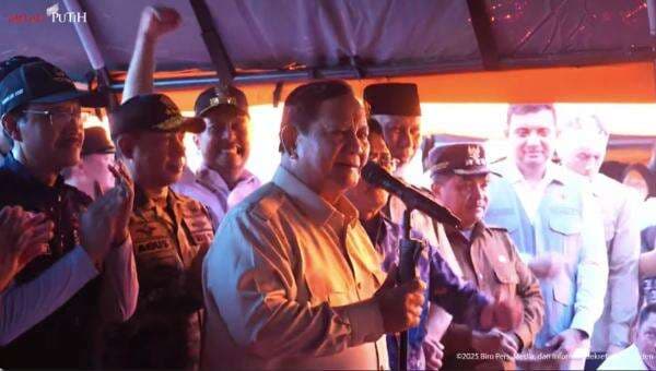 Prabowo Tinjau Pengungsi Banjir di Padang Pariaman: Rumah Rusak Akan Kita Bantu Perbaiki