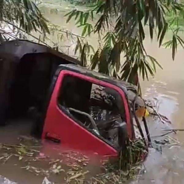 Dump Truk Muatan Pasir Terjun ke Jurang di Tanjakan Lubuk Gajah