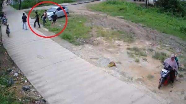 Perkelahian Sengit 2 Lawan 1 di Banjar Terekam CCTV, 1 Tewas Ditikam