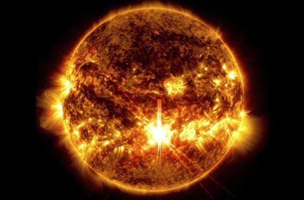 Badai Matahari Picu Gangguan Telekomunikasi di Bumi, Jeff Bezos Tunda Luncurkan Roket