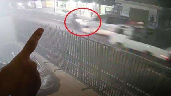 Detik-Detik 2 Pemotor Tewas Terpental Tabrakan dengan Mobil di Sampang Terekam CCTV