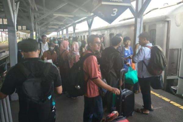 Libur Panjang Paskah, Lebih dari 5.700 Penumpang Gunakan Kereta di Stasiun Bojonegoro Libur Panjang Paskah, Lebih dari 5.700 Penumpang Gunakan Kereta di Stasiun Bojonegoro
