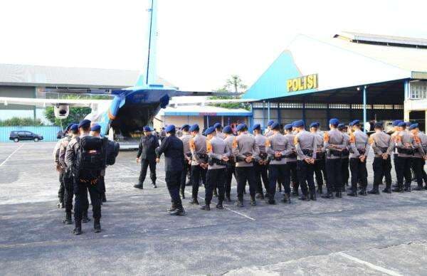 Polri Terbangkan Bantuan Logistik ke Wilayah Sulit Terjangkau di Aceh, Sumut dan Sumbar