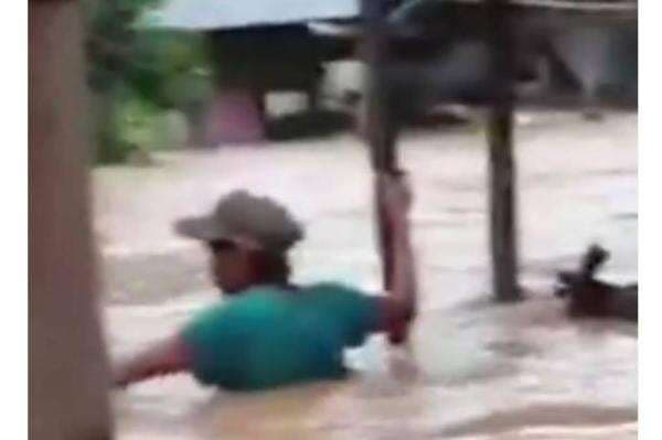 Banjir Besar Terjang Balangan Kalsel, Tinggi Api sampai Atap Rumah Warga