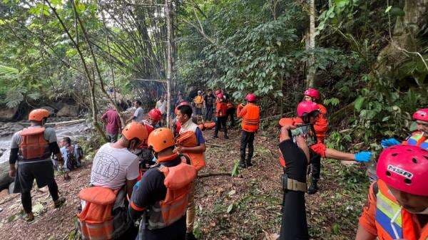 Polisi dan Masyarakat Bersatu Evakuasi Korban Banjir di Sibolangit