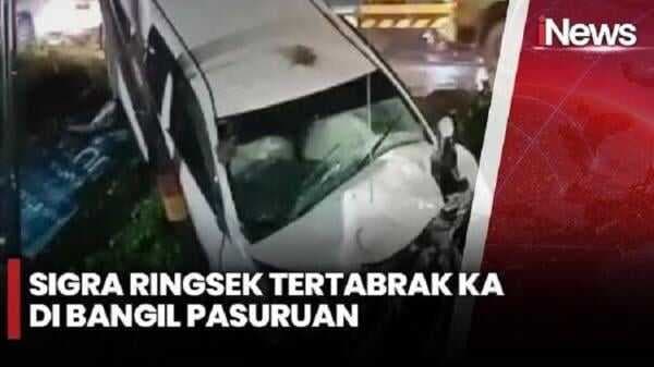 Mobil Tertabrak Kereta Api di Pasuruan, Terpental hingga Masuk Parit