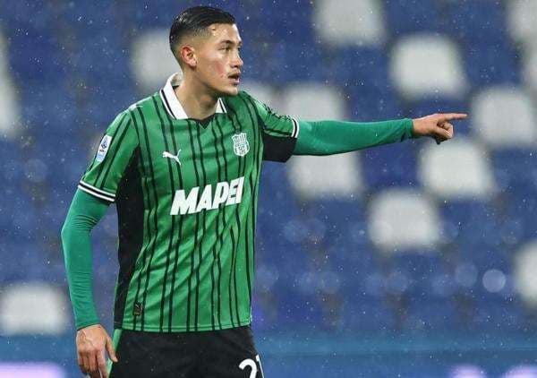 Jay Idzes Tampil Solid saat Sassuolo Tahan AC Milan 2-2, Minat Rossoneri Kian Menguat?