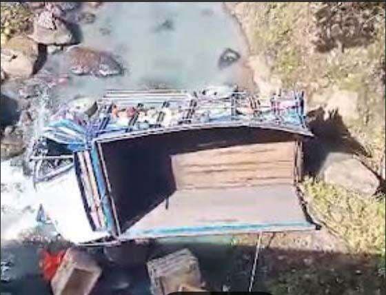 Kecelakaan Maut Truk Terbuka Masuk Jurang, 2 Orang Tewas Kecelakaan Maut Truk Terbuka Masuk Jurang, 2 Orang Tewas