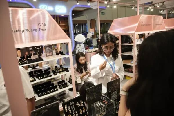 Lewat UMKM EXPO(RT), BRI Bantu Pengusaha UMKM Aksesori Ini Punya Akses ke Pasar Global Lewat UMKM EXPO(RT), BRI Bantu Pengusaha UMKM Aksesori Ini Punya Akses ke Pasar Global