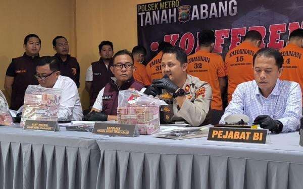 Polisi Bongkar Rumah Produksi Uang Palsu, Sita Barang Bukti Rp451 Juta Polisi Bongkar Rumah Produksi Uang Palsu, Sita Barang Bukti Rp451 Juta