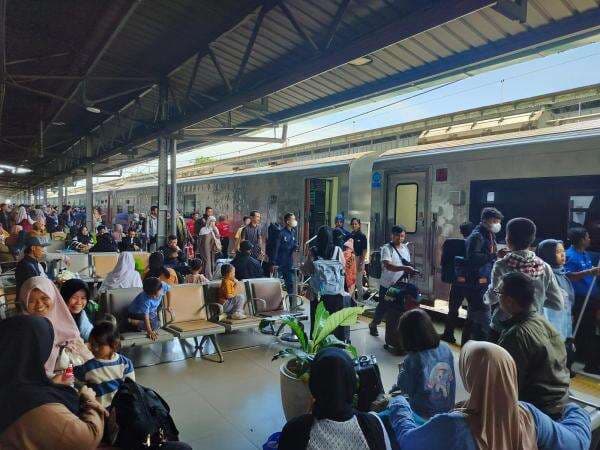 Penjualan Tiket Kereta Ekonomi Tembus 486 Ribu saat Libur Panjang Paskah Penjualan Tiket Kereta Ekonomi Tembus 486 Ribu saat Libur Panjang Paskah