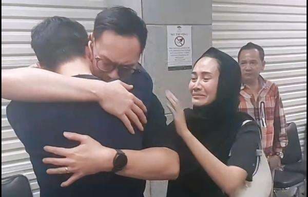 Tiba di Indonesia, Tangis Surya Sahetapy Pecah di Pelukan sang Kakak Tiba di Indonesia, Tangis Surya Sahetapy Pecah di Pelukan sang Kakak