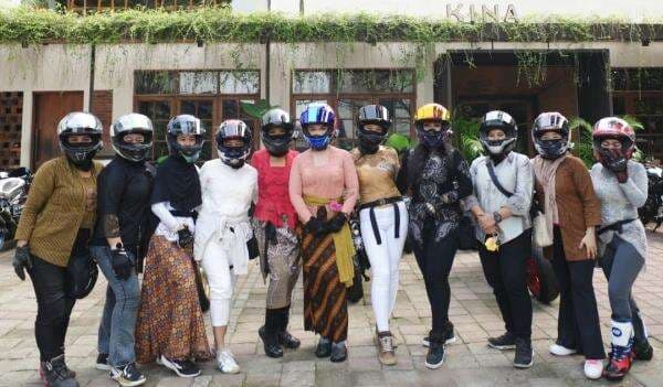 Unik, Puluhan Rider Cantik Kumpul Pakai Kebaya Rayakan Hari Kartini Unik, Puluhan Rider Cantik Kumpul Pakai Kebaya Rayakan Hari Kartini