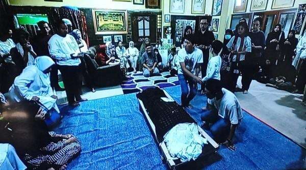 Dipenuhi Pelayat, Begini Suasana Rumah Duka Bunda Iffet di Markas Slank Jalan Potlot Dipenuhi Pelayat, Begini Suasana Rumah Duka Bunda Iffet di Markas Slank Jalan Potlot