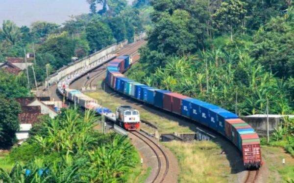 KA Logistik Angkut 2.500 Ton Barang Selama Angkutan Lebaran 2025 KA Logistik Angkut 2.500 Ton Barang Selama Angkutan Lebaran 2025