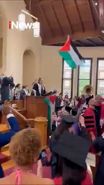 Mahasiswa Harvard Rayakan Kelulusan dengan Kibarkan Bendera Palestina