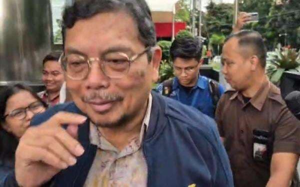 Mantan Direktur LPEI Irit Bicara Usai Diperiksa KPK Mantan Direktur LPEI Irit Bicara Usai Diperiksa KPK