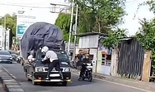 Viral Petugas Dishub Nemplok di Depan Mobil Pikap, Sopir Berusaha Kabur saat Akan Ditilang