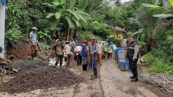 Polsek Cisaga Bersama Warga Gotong Royong Bangun Jalan di Desa Girimukti