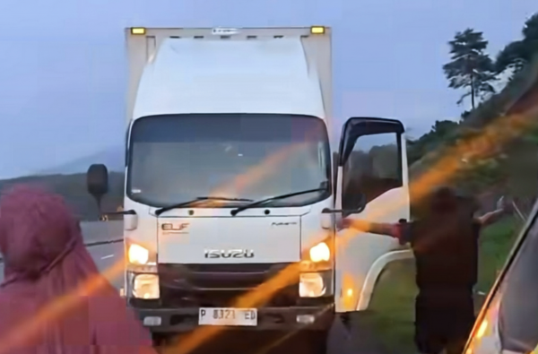 Viral Istri Tertinggal di Rest Area Diantar Sopir Truk, Suami Harap-Harap Cemas di Pinggir Tol