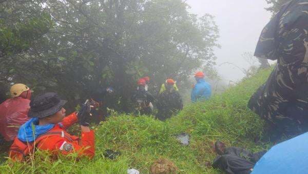 Lokasi Jatuhnya Pesawat ATR Jauh dari Jalur Pendakian Gunung Bulusaraung, Evakuasi Berlangsung Dramatis