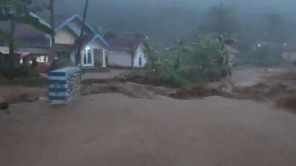 Banjir Bandang Terjang Probolinggo, 5 Jembatan Putus Ratusan Warga Terisolasi