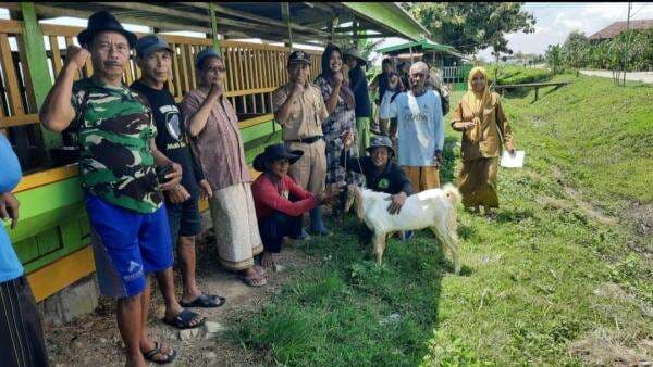 Warga Mutih Kulon Terima 30 Kambing, Tak Boleh Disembelih untuk Lebaran Warga Mutih Kulon Terima 30 Kambing, Tak Boleh Disembelih untuk Lebaran
