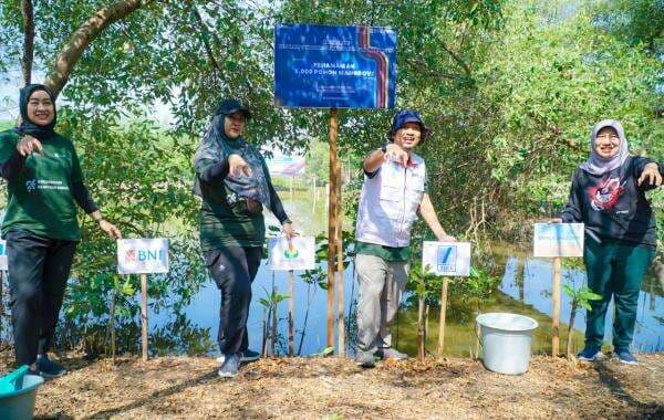 SIER Tanam Ribuan Bibit Mangrove di KRM Surabaya