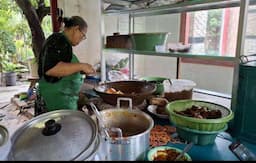 Warung Rujak Bu Siti, Kuliner Legendaris yang Tetap Eksis di Lamongan