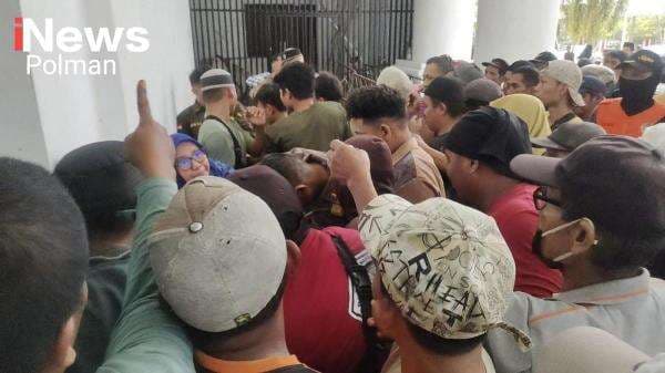 Pembagian Nasi Kotak Untuk Berbuka Puasa Diwarnai Saling Berebut dan Saling Dorong Pembagian Nasi Kotak Untuk Berbuka Puasa Diwarnai Saling Berebut dan Saling Dorong