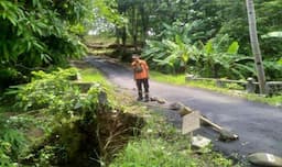 Jembatan Penghubung Antar Desa di Kuningan Terancam Ambruk Akibat Longsor