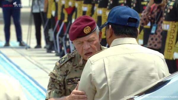 Kenakan Baret Merah, Raja Abdullah Pulang ke Yordania Diantar Prabowo hingga Lanud Halim Kenakan Baret Merah, Raja Abdullah Pulang ke Yordania Diantar Prabowo hingga Lanud Halim