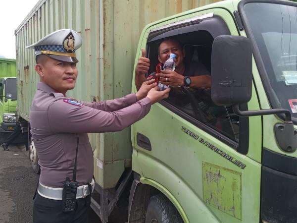 Gelar Oprasi Simpatik, Satlantas Polres Lamsel Beri Coklat dan Minuman