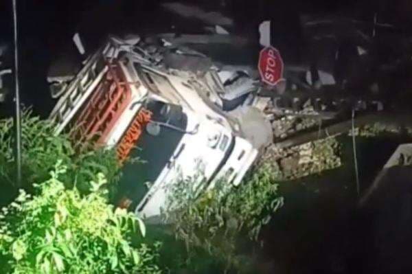 Kecelakaan Kereta Api Tabrak Truk di Pelintasan Kutowinangun Kebumen, Pos Jaga Hancur