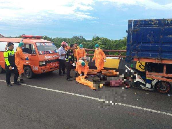 Warga Jombang Tabrak Truk Mogok di Flyover, Motor Ringsek Satu Orang Tewas di Tempat