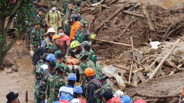 Tim SAR Kembali Evakuasi 3 Korban Longsor Bandung Barat