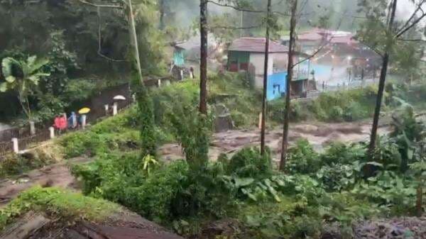 Banjir Bandang Terjang Wisata Guci Tegal, Pengunjung Panik Berlarian