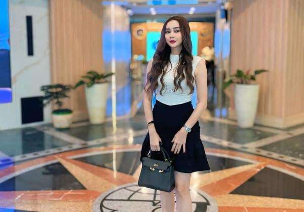 Kerap Gunakan Tas Mahal, Pernyataan Aura Kasih Soal Tampil Sederhana Kembali Viral Kerap Gunakan Tas Mahal, Pernyataan Aura Kasih Soal Tampil Sederhana Kembali Viral