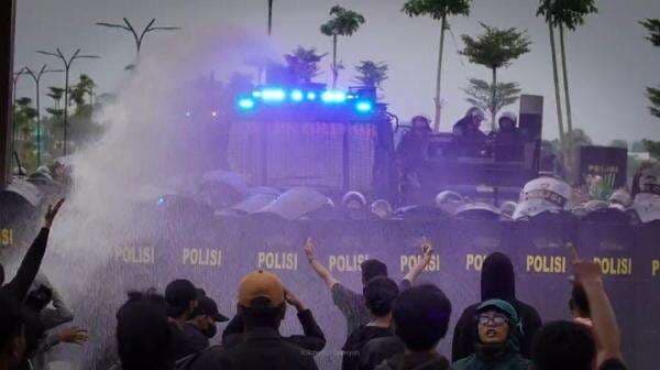 Aksi Tolak UU TNI di Bojonegoro Ricuh, 6 Demonstran Diamankan Polisi Aksi Tolak UU TNI di Bojonegoro Ricuh, 6 Demonstran Diamankan Polisi