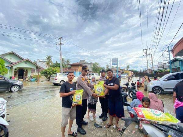 OMP, Kapolsek Rambah Hilir Berikan Bantuan Sembako Kepada Warga Terdampak Banjir