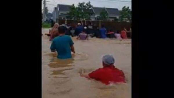 Kesal Sawah Terendam Banjir dan Gagal Panen, Petani di Tenjo Bongkar Pagar Beton Perumahan